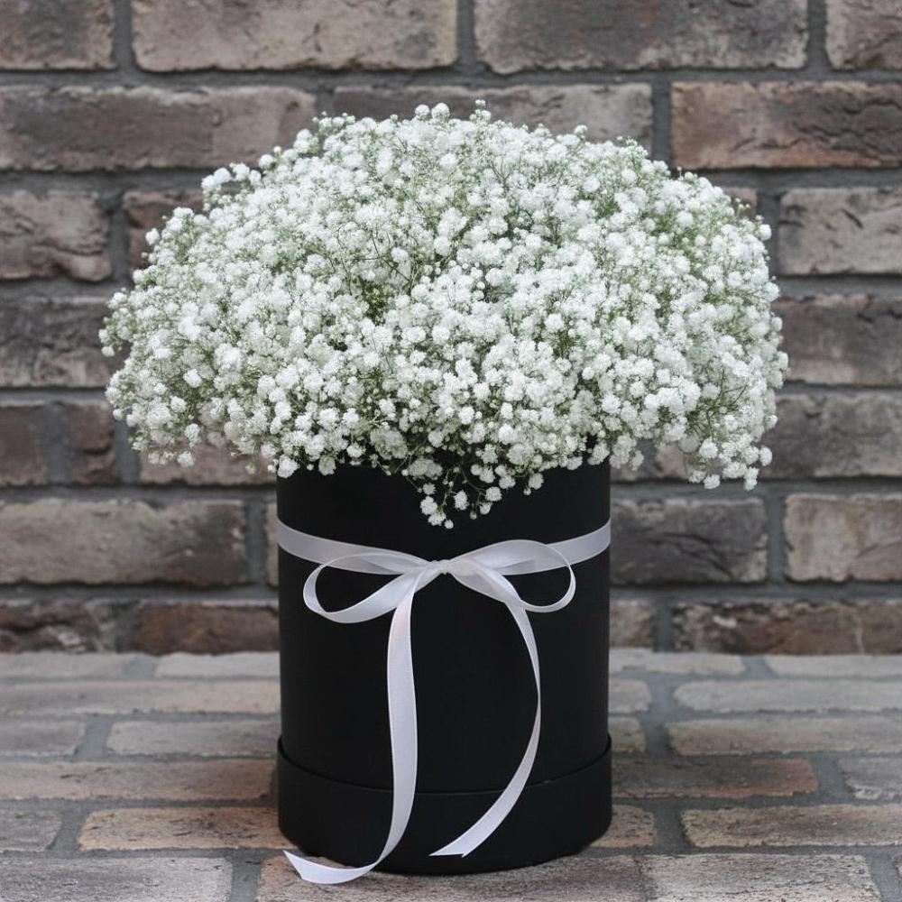 Цветочная композиция из Гипсофила в шляпной коробке в Зарайский