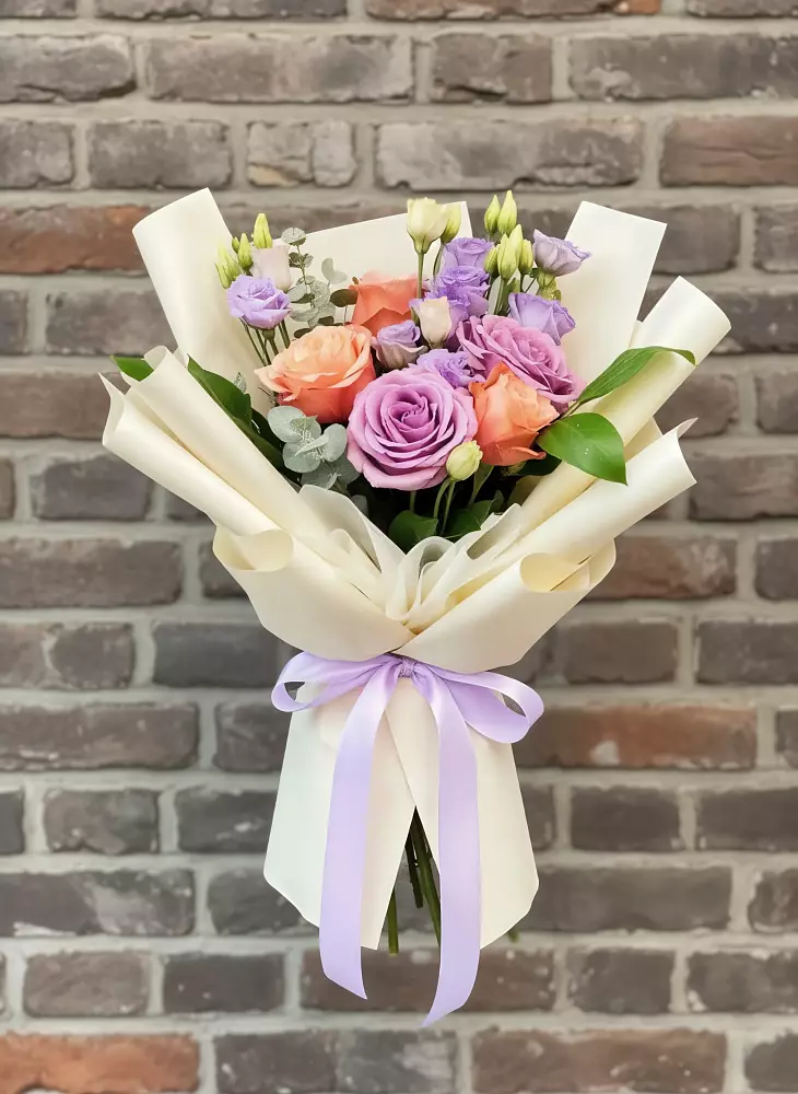 Букет цветов из: Лизиантусы и Розы в Зарайский