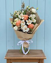 Букет цветов из:  Альстромерии, Лизиантусы, Розы и Хризантемы в Зарайский