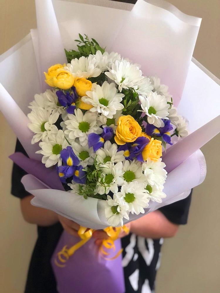 Букет цветов из: Ирисы, Хризантемы и Розы в Зарайский