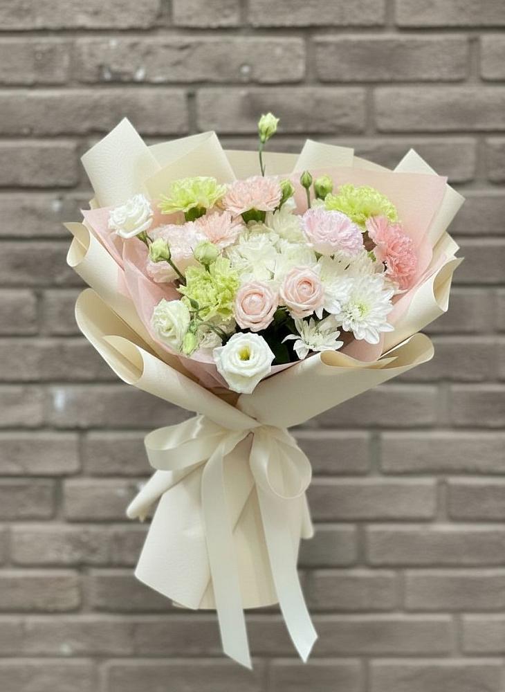 Букет цветов из: Гвоздики, Розы, Лизиантусы и Хризантемы в Зарайский