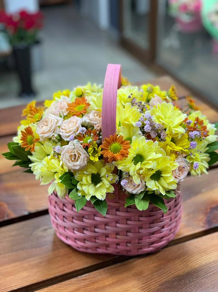 Цветочная композиция из Хризантемы и Розы в корзине в Зарайский