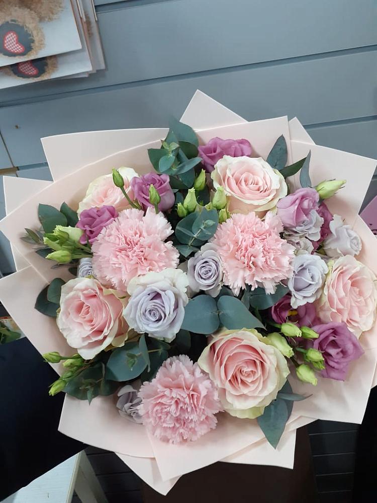 Букет цветов из: Розы, Гвоздики и Лизиантусы в Зарайский