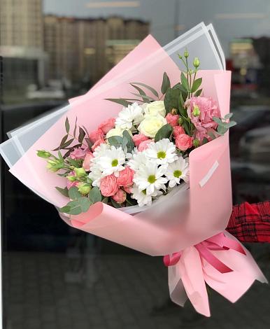 Букет цветов из: Розы, Лизиантусы и Хризантемы в Зарайский